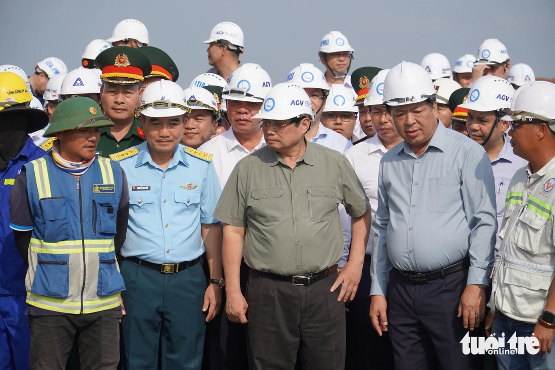 Thủ tướng Phạm Minh Chính kiểm tra tiến độ thi công sân bay Long Thành - Ảnh 1.