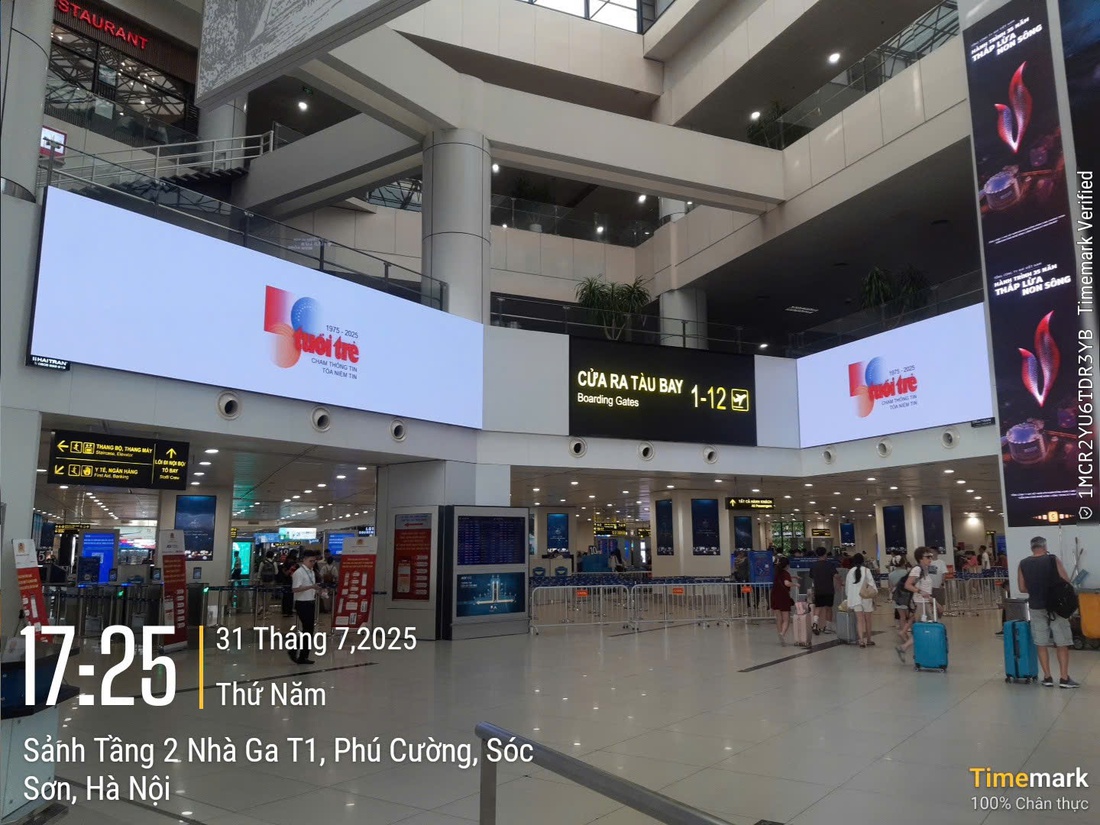 Logo kỷ niệm 50 năm thành lập báo Tuổi Trẻ xuất hiện ở sân bay, đường phố cả nước - Ảnh 2. báo Tuổi Trẻ - Ảnh 2.