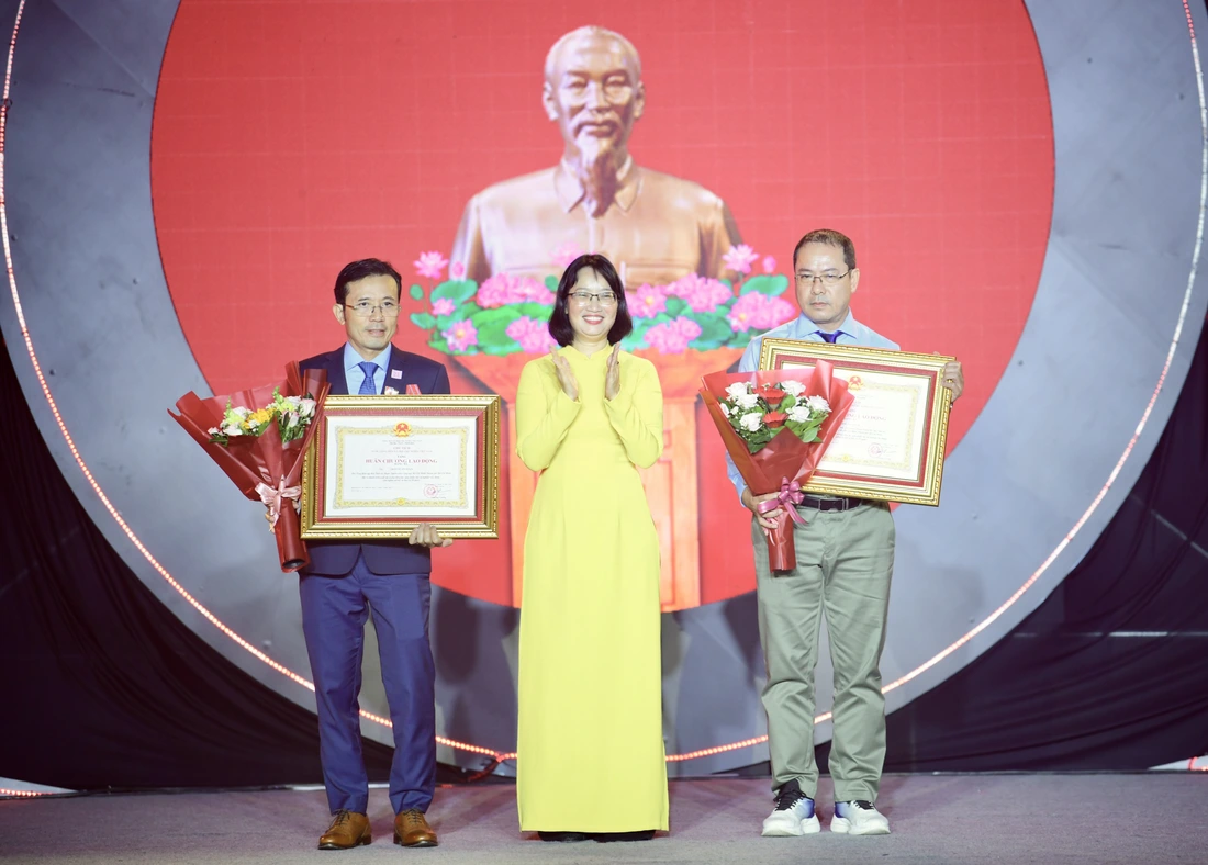 Tuổi Trẻ viết tiếp hành trình nửa thế kỷ - Ảnh 5. Tuổi Trẻ viết tiếp hành trình nửa thế kỷ - Ảnh 9.