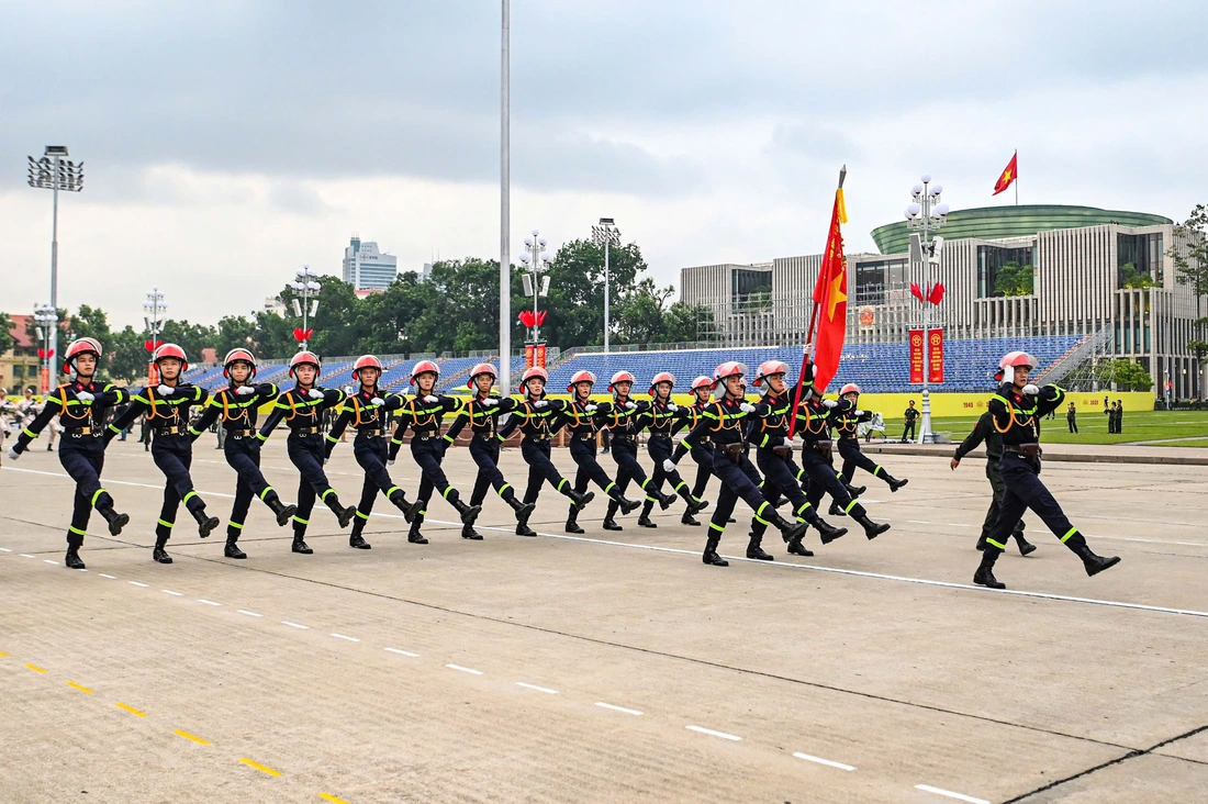 Tổng hợp luyện diễu binh: Xe tăng, xe thiết giáp đang tiến về quảng trường Ba Đình - Ảnh 10. Tổng hợp luyện diễu binh: Xe tăng, xe thiết giáp đang tiến về quảng trường Ba Đình - Ảnh 10.