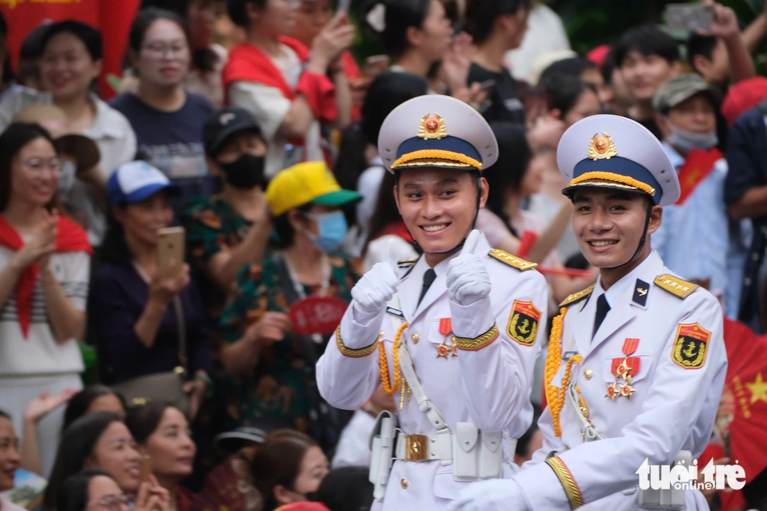Tổng hợp luyện diễu binh: Người dân đem theo cờ Tổ quốc, đồng thanh hô vang 'Việt Nam - Hồ Chí Minh' - Ảnh 5. diễu binh - Ảnh 15.