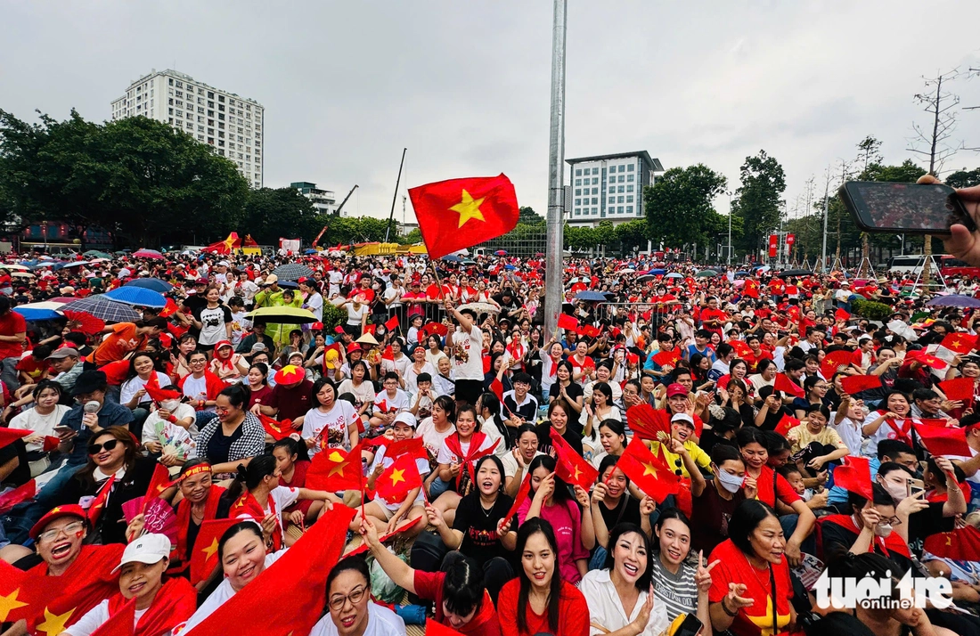 Đường phố xung quanh quảng trường Ba Đình tràn ngập người dân chờ xem tổng duyệt diễu binh - Ảnh 2. diễu binh - Ảnh 19.