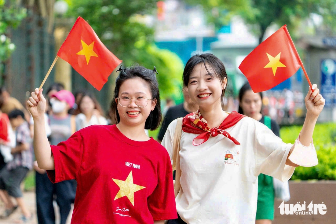 Đường phố xung quanh quảng trường Ba Đình tràn ngập người dân chờ xem tổng duyệt diễu binh - Ảnh 9. diễu binh - Ảnh 27.