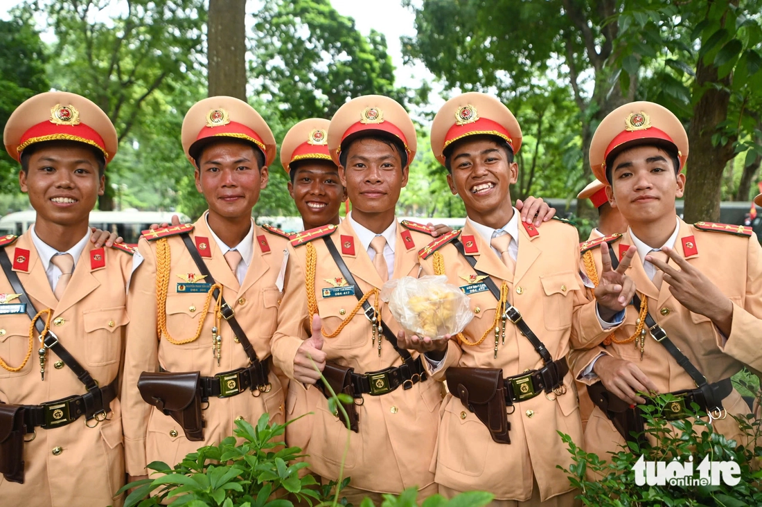 Đường phố xung quanh quảng trường Ba Đình tràn ngập người dân chờ xem tổng duyệt diễu binh - Ảnh 10. diễu binh - Ảnh 28.