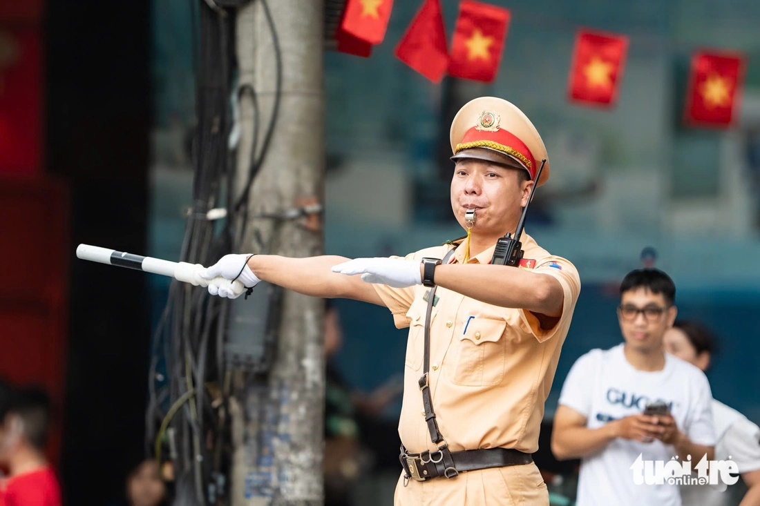 Đường phố xung quanh quảng trường Ba Đình tràn ngập người dân chờ xem tổng duyệt diễu binh - Ảnh 11. diễu binh - Ảnh 29.