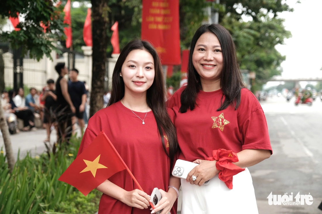 Đường phố xung quanh quảng trường Ba Đình tràn ngập người dân chờ xem tổng duyệt diễu binh - Ảnh 11. diễu binh - Ảnh 32.