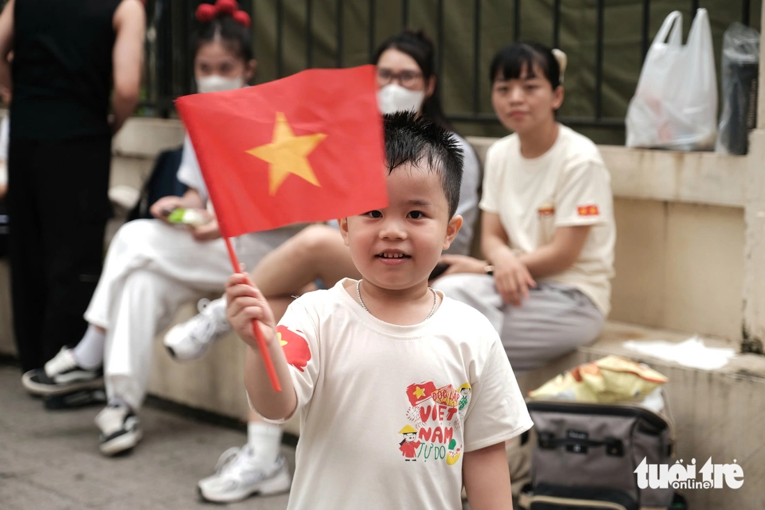 Đường phố xung quanh quảng trường Ba Đình tràn ngập người dân chờ xem tổng duyệt diễu binh - Ảnh 12. diễu binh - Ảnh 33.