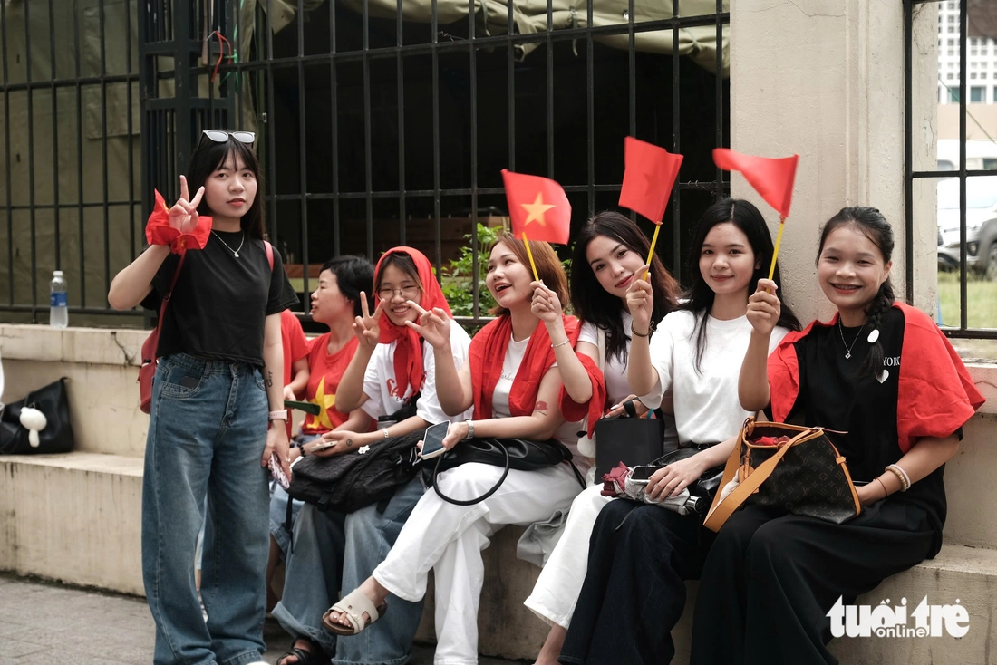 Đường phố xung quanh quảng trường Ba Đình tràn ngập người dân chờ xem tổng duyệt diễu binh - Ảnh 10. diễu binh - Ảnh 36.