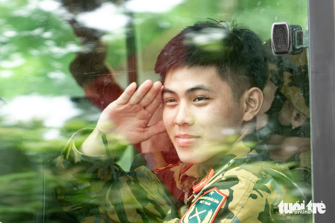 Đường phố xung quanh quảng trường Ba Đình tràn ngập người dân chờ xem tổng duyệt diễu binh - Ảnh 14. diễu binh - Ảnh 37.