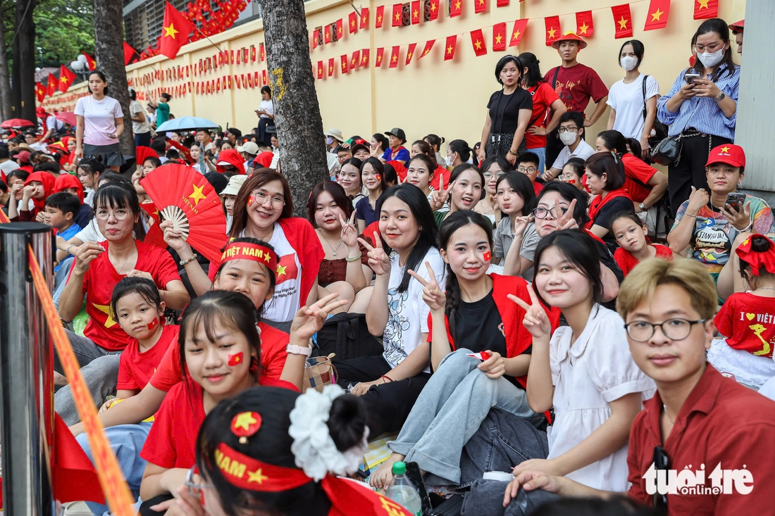Đường phố xung quanh quảng trường Ba Đình tràn ngập người dân chờ xem tổng duyệt diễu binh - Ảnh 20. diễu binh - Ảnh 40.
