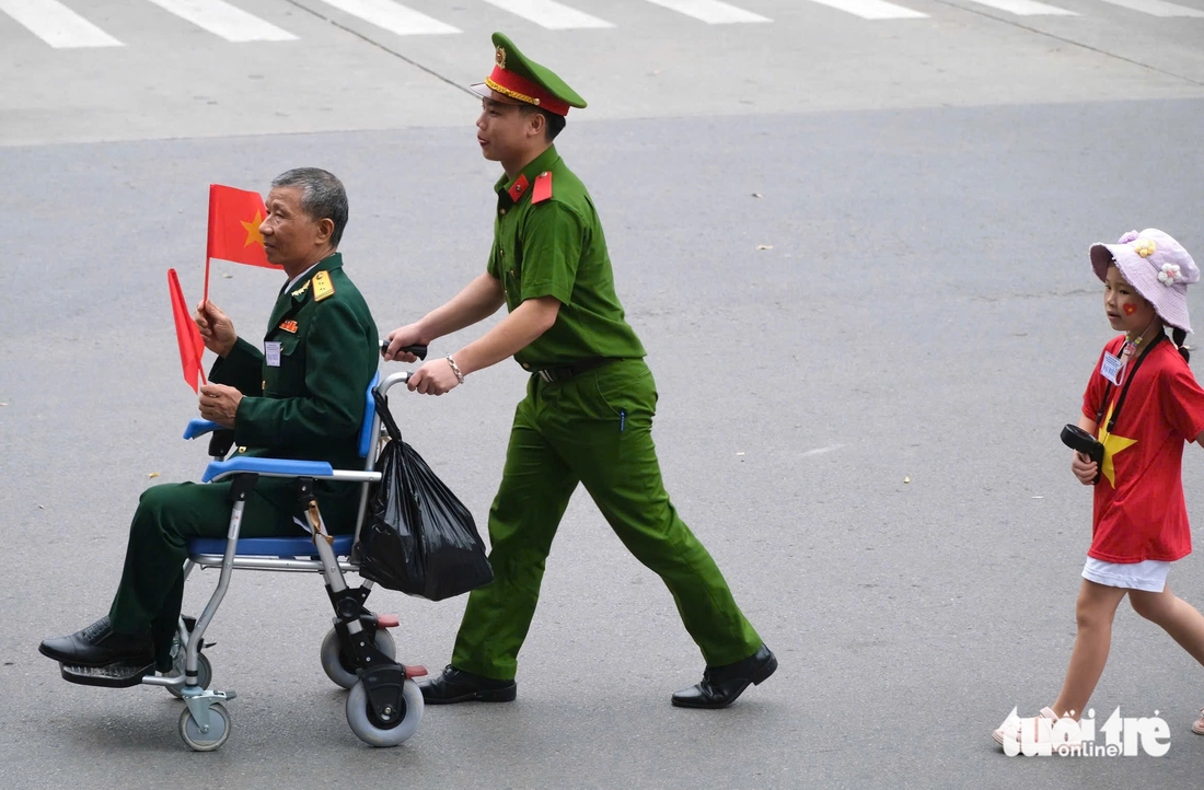 Đường phố xung quanh quảng trường Ba Đình tràn ngập người dân chờ xem tổng duyệt diễu binh - Ảnh 22. diễu binh - Ảnh 41.