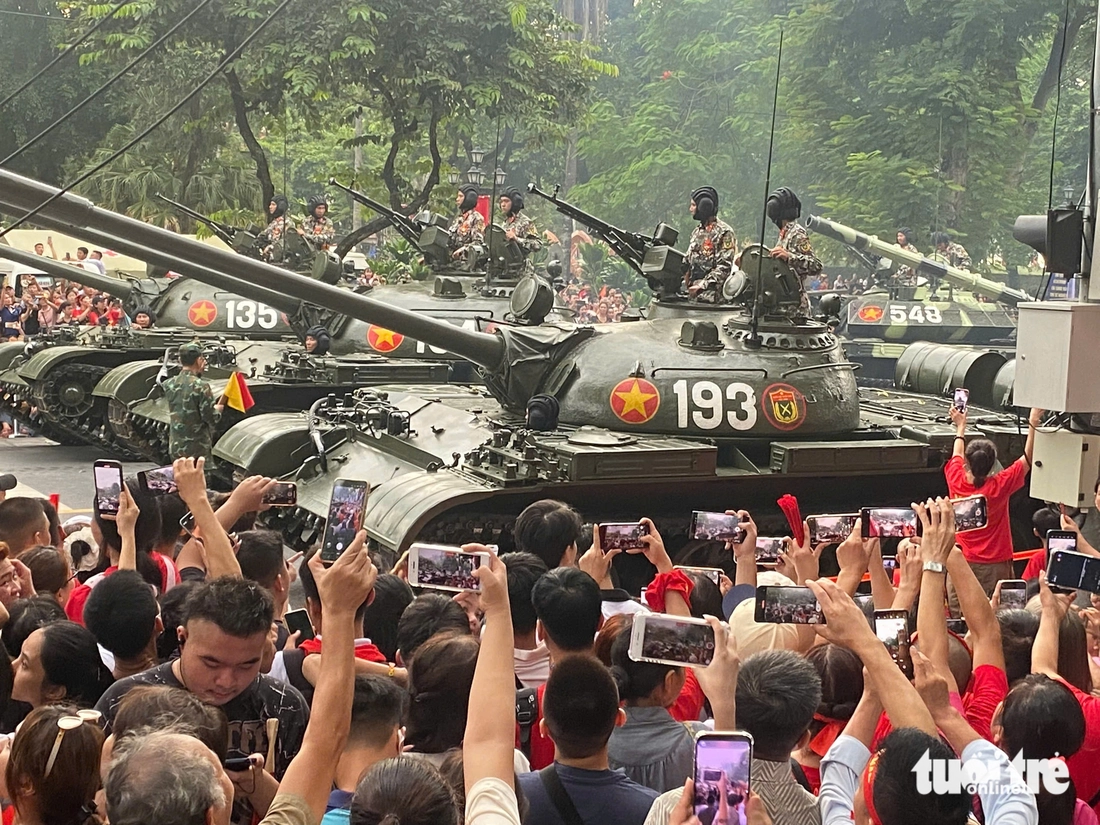 Tổng hợp luyện diễu binh: Xe tăng, xe thiết giáp đang tiến về quảng trường Ba Đình - Ảnh 1. diễu binh - Ảnh 1.