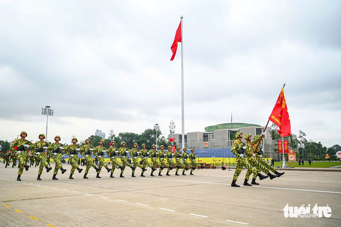 Tổng hợp luyện diễu binh: Xe tăng, xe thiết giáp đang tiến về quảng trường Ba Đình - Ảnh 9. diễu binh - Ảnh 9.