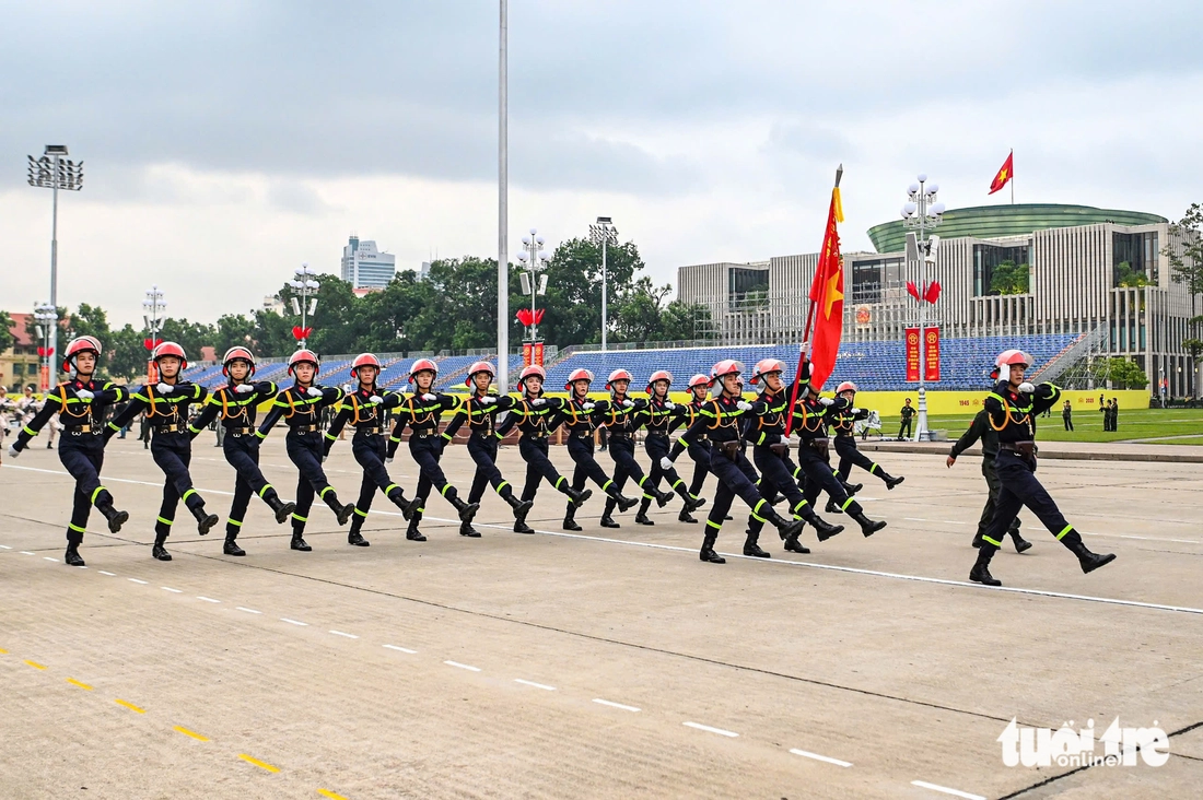 Tổng hợp luyện diễu binh: Xe tăng, xe thiết giáp đang tiến về quảng trường Ba Đình - Ảnh 10. diễu binh - Ảnh 10.