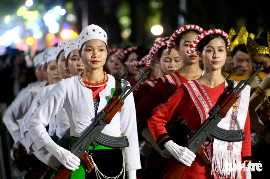 tổng hợp luyện diễu binh - Ảnh 22.