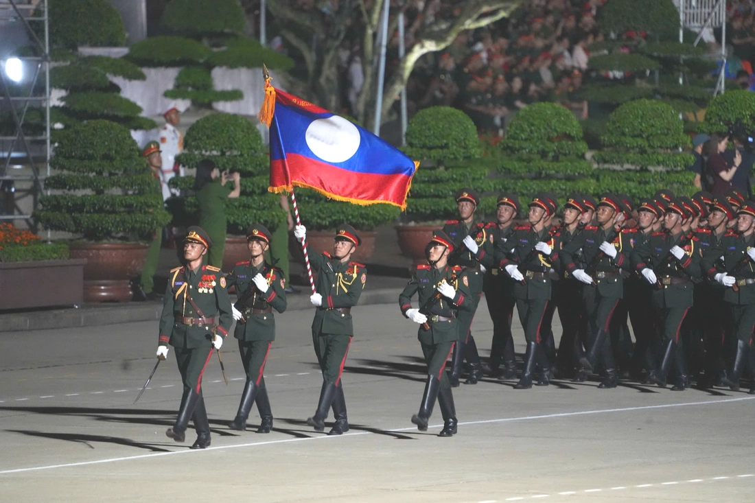 tổng hợp luyện diễu binh - Ảnh 20.