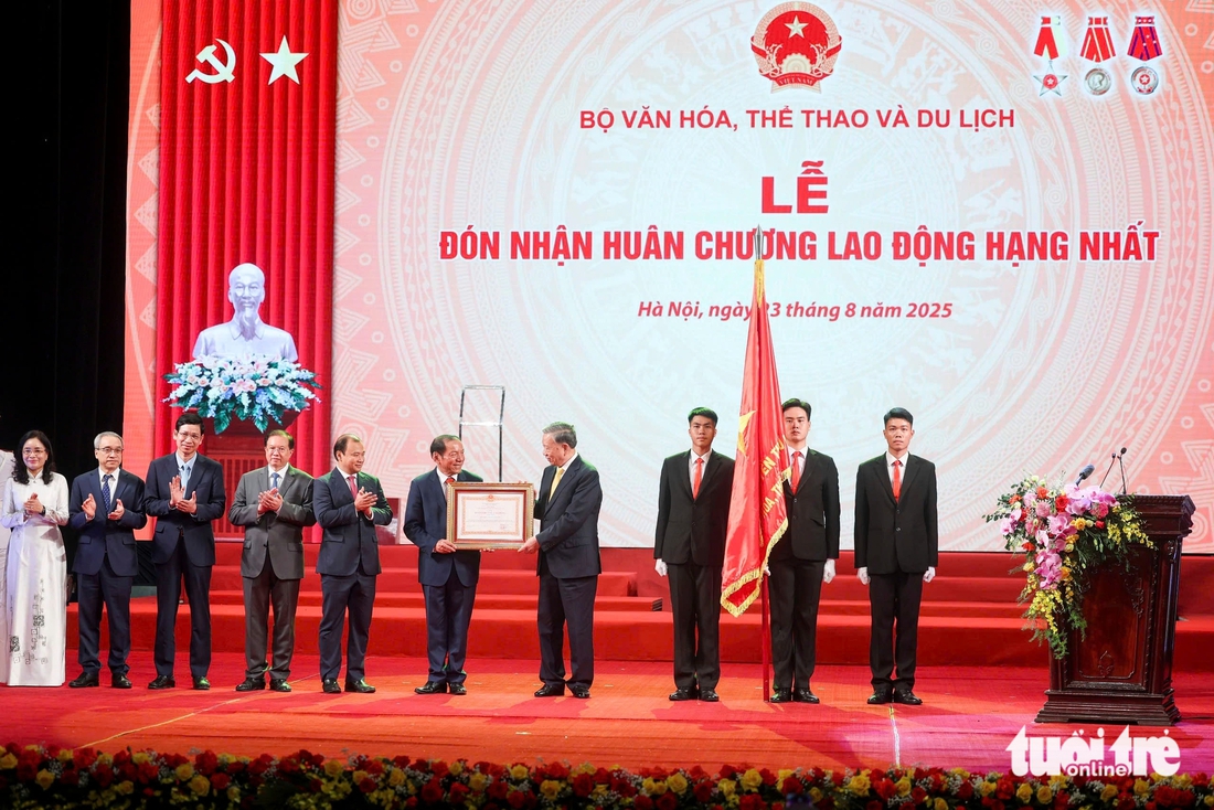 Tổng Bí thư Tô Lâm: Đầu tư cho văn hóa là đầu tư cho tương lai - Ảnh 3. Tổng Bí thư Tô Lâm: Đầu tư cho văn hóa là đầu tư cho tương lai, cho mạch nguồn sức mạnh dân tộc - Ảnh 3.