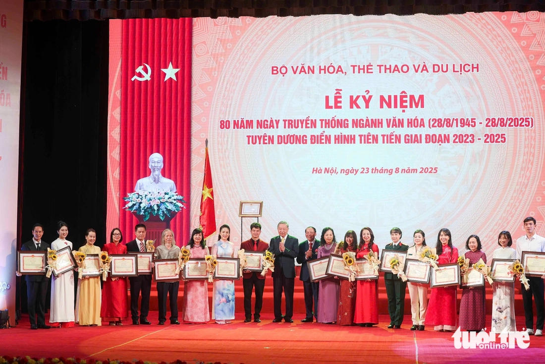 Tổng Bí thư Tô Lâm: Đầu tư cho văn hóa là đầu tư cho tương lai - Ảnh 7. Tổng Bí thư Tô Lâm: Đầu tư cho văn hóa là đầu tư cho tương lai, cho mạch nguồn sức mạnh dân tộc - Ảnh 8.
