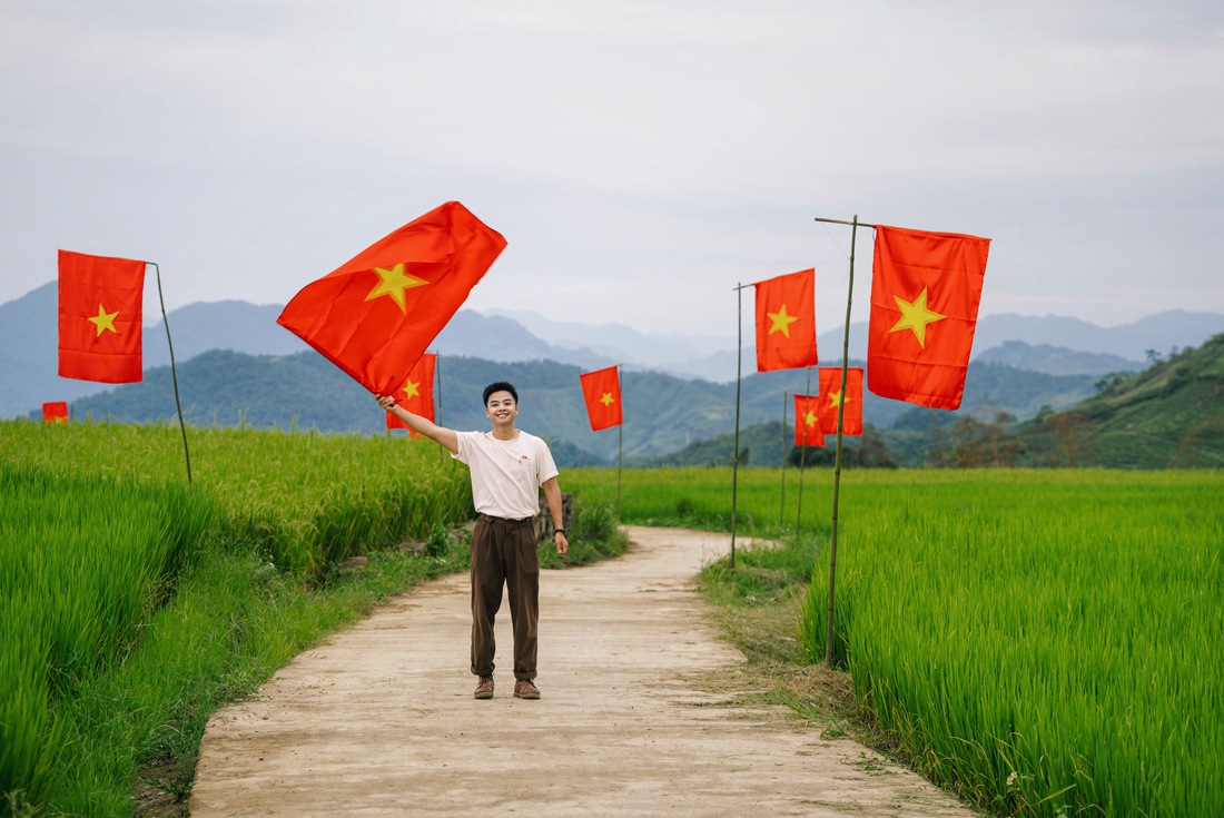 Đường cờ đỏ sao vàng rực rỡ giữa ruộng bậc thang Suối Lìn - Ảnh 1. ruộng bậc thang - Ảnh 1.