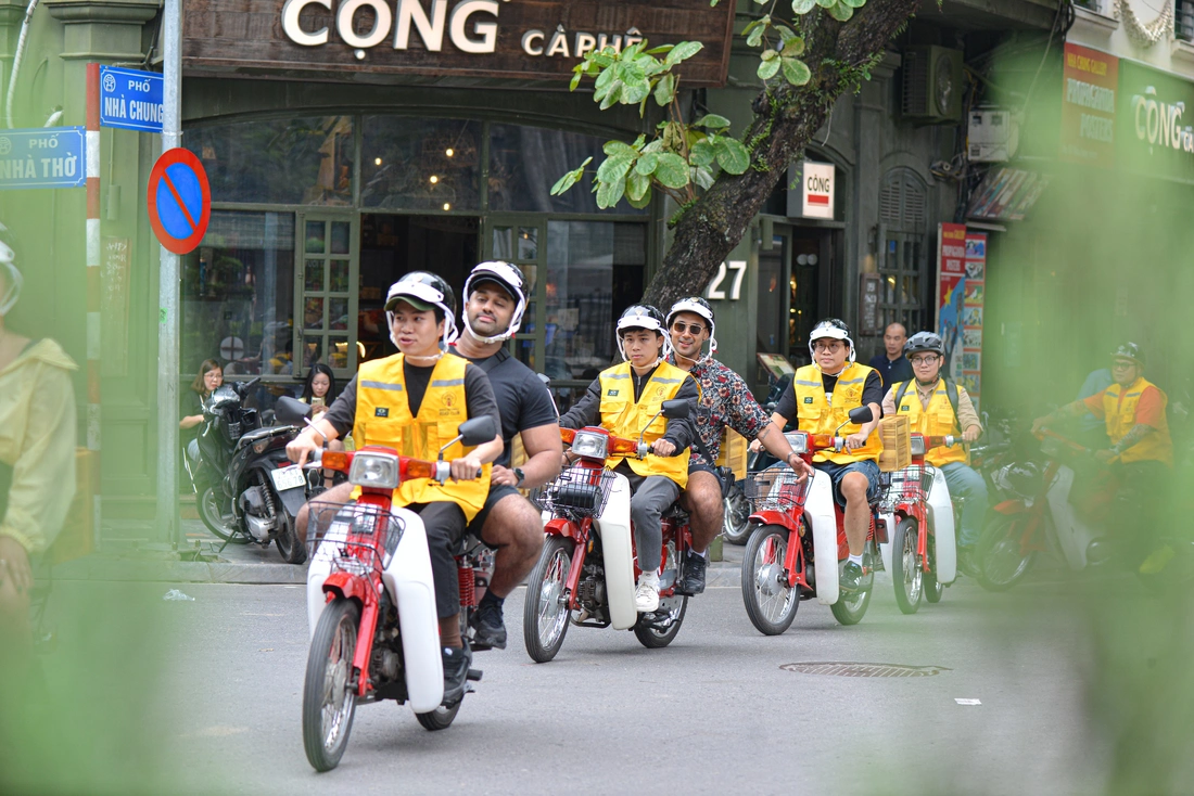 Cưỡi Cub đỏ, khám phá Hà Nội Ngày Độc lập - Ảnh 3. độc lập - Ảnh 3.