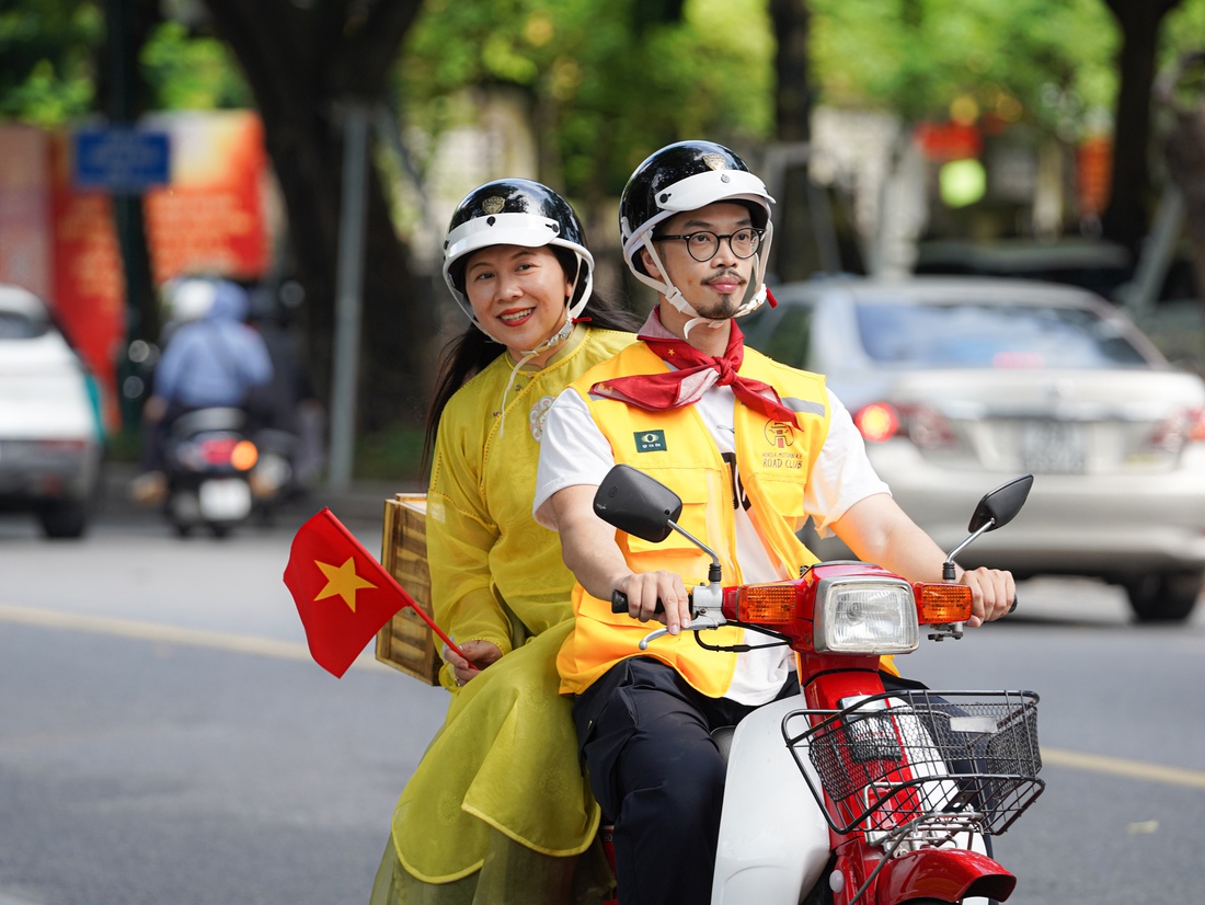 Cưỡi Cub đỏ, khám phá Hà Nội Ngày Độc lập - Ảnh 8. độc lập - Ảnh 8.