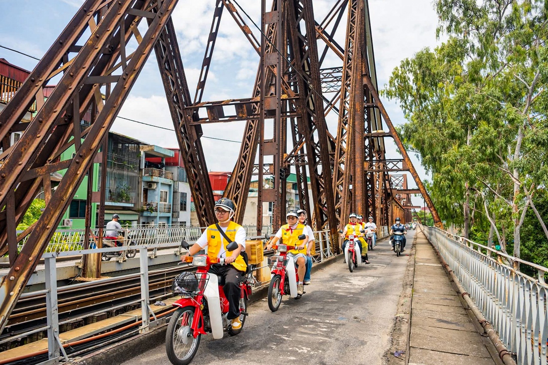 Cưỡi Cub đỏ, khám phá Hà Nội Ngày Độc lập - Ảnh 5. độc lập - Ảnh 5.