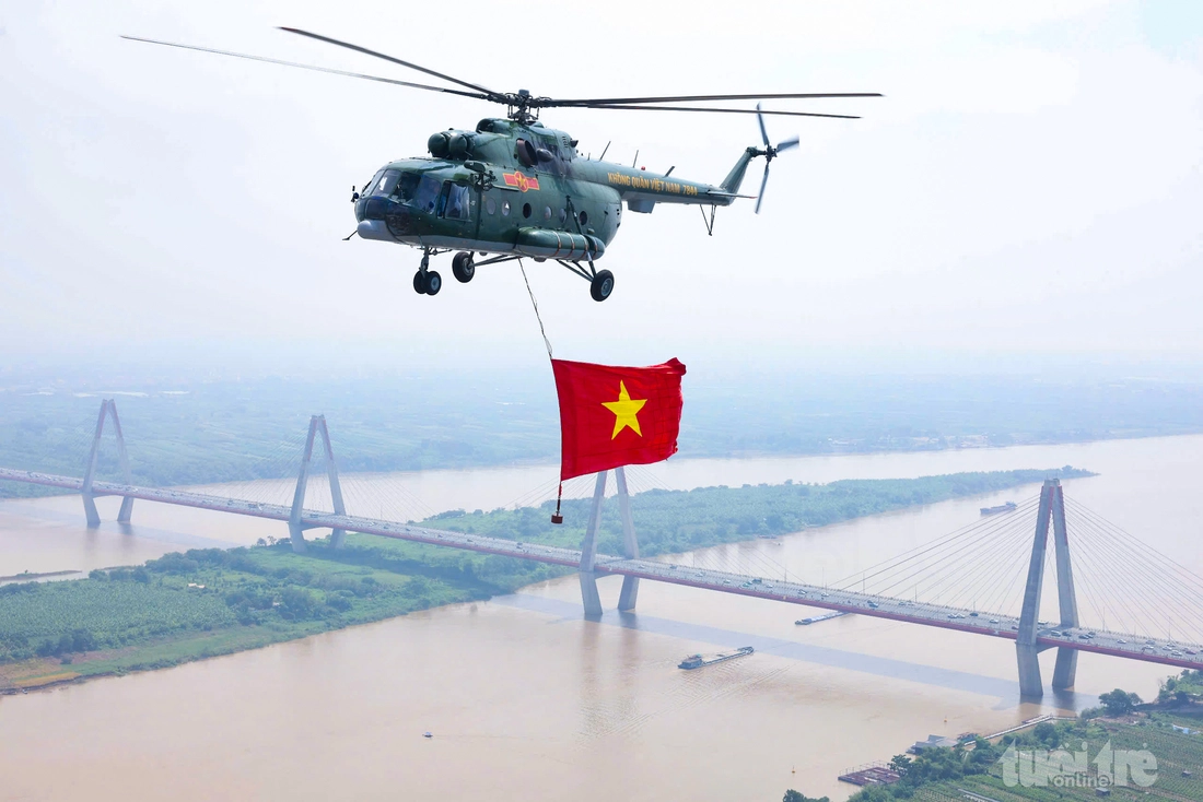 Ngắm 10 chiếc trực thăng lần đầu kéo cờ bay qua Ba Đình - Ảnh 6.