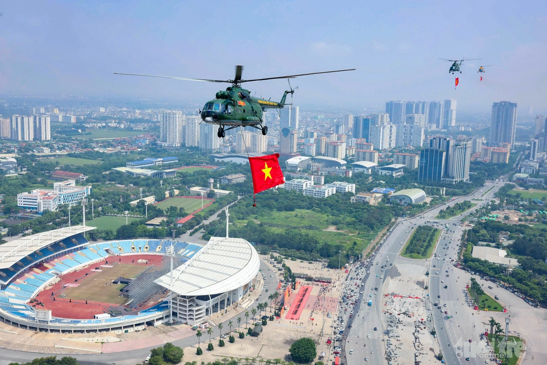 Ngắm 10 chiếc trực thăng lần đầu kéo cờ bay qua Ba Đình - Ảnh 4.