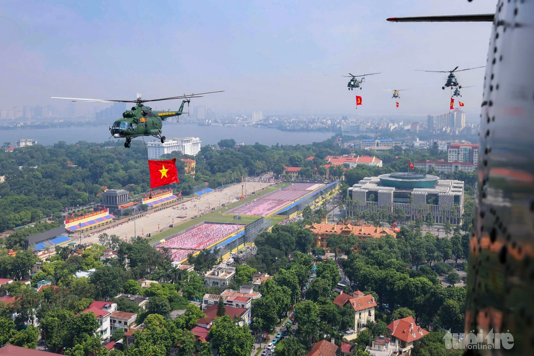 Ngắm 10 chiếc trực thăng lần đầu kéo cờ bay qua Ba Đình - Ảnh 1.