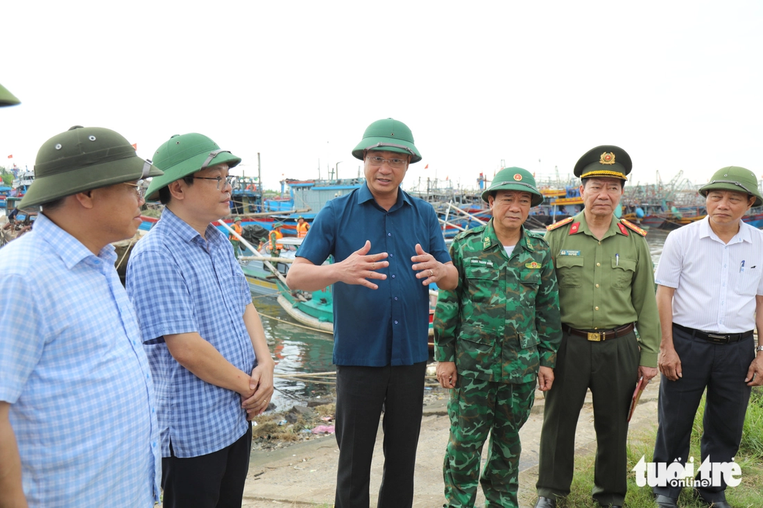 Người dân sẵn sàng đón bão, bí thư Quảng Trị yêu cầu chủ động các phương án - Ảnh 1.