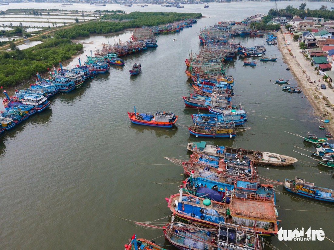 Người dân sẵn sàng đón bão, bí thư Quảng Trị yêu cầu chủ động các phương án - Ảnh 4.
