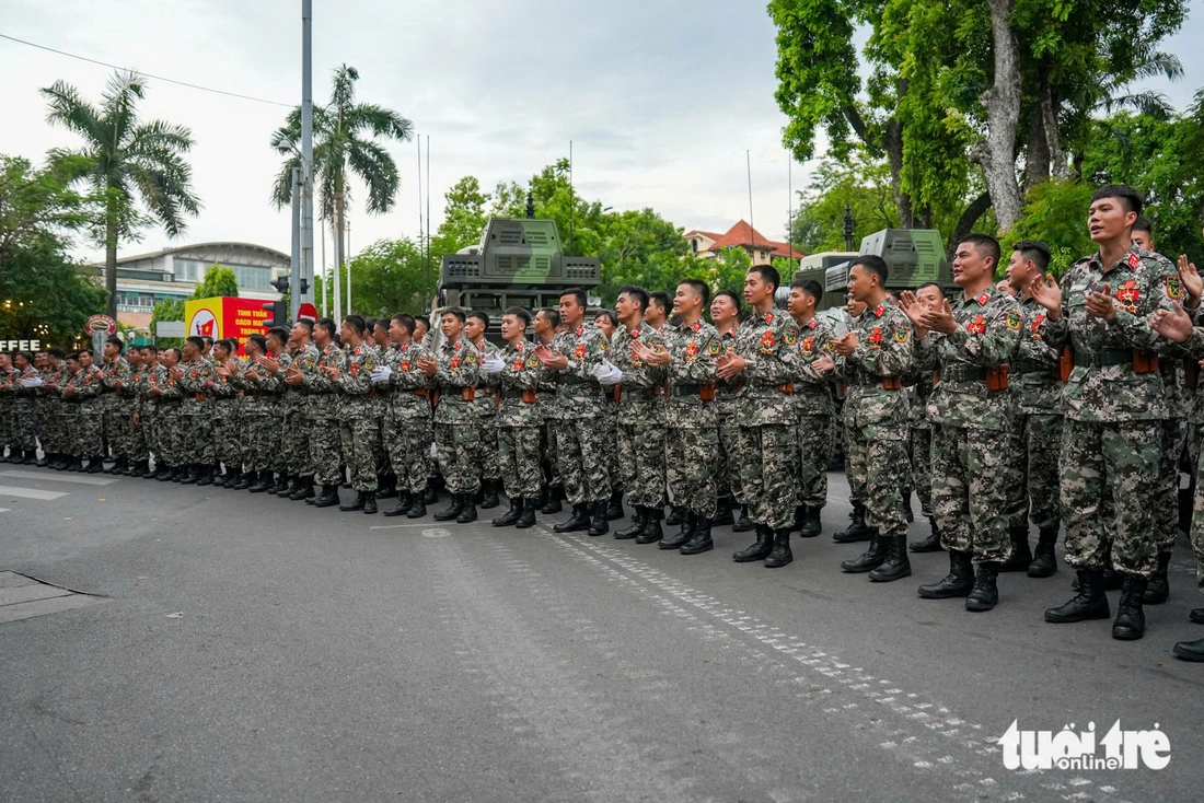 Chiến sĩ chụp ảnh, hát với người dân trước giờ tổng hợp luyện - Ảnh 9. diễu binh - Ảnh 54.