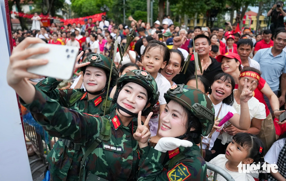 Chiến sĩ chụp ảnh, hát với người dân trước giờ tổng hợp luyện - Ảnh 10. diễu binh - Ảnh 55.