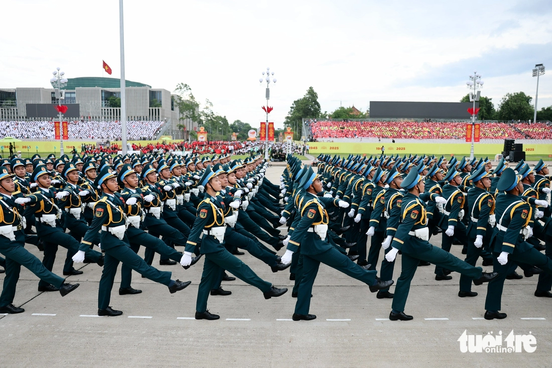 Chiến sĩ chụp ảnh, hát với người dân trước giờ tổng hợp luyện - Ảnh 23. diễu binh - Ảnh 57.