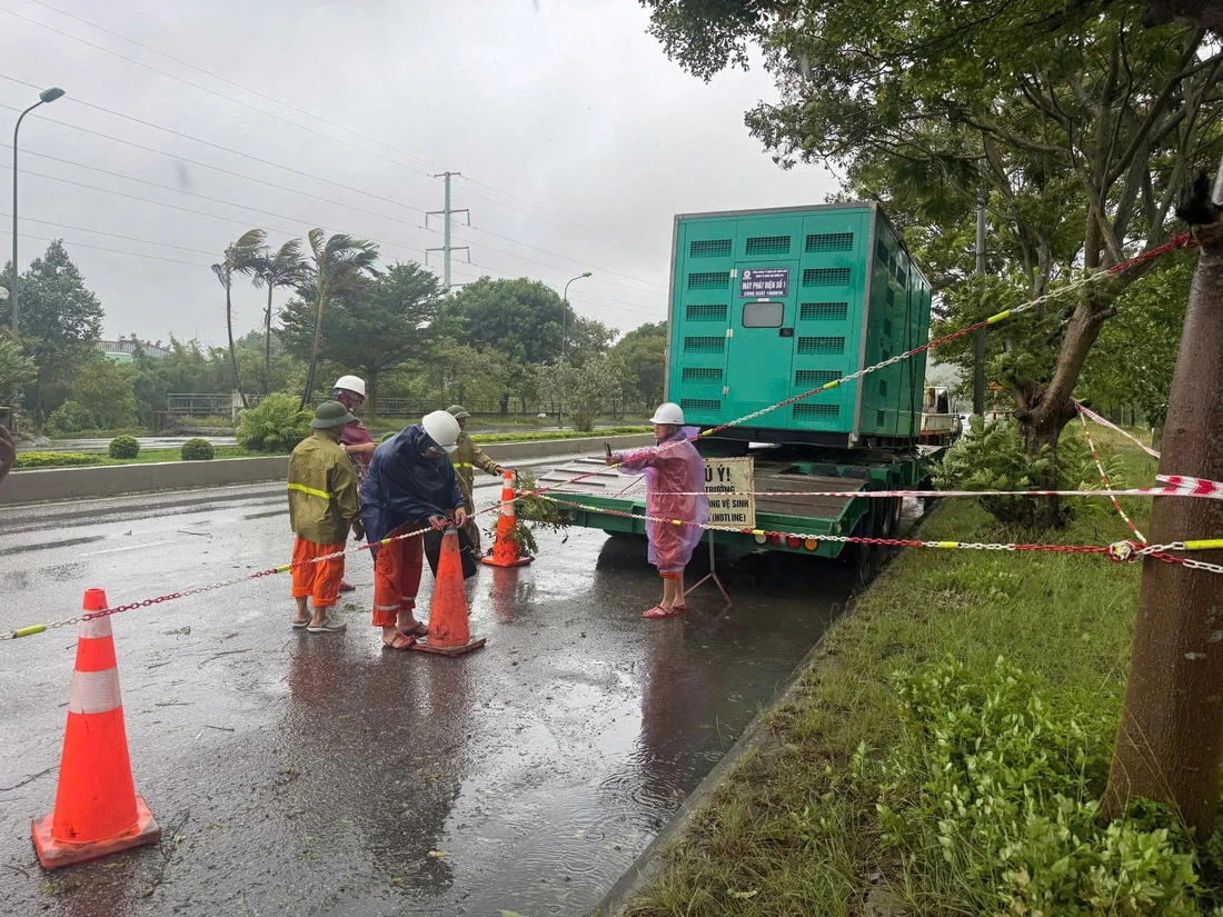 Tâm bão đang ở đất liền Nghệ An - Hà Tĩnh, gió giật cấp 13 - Ảnh 1.