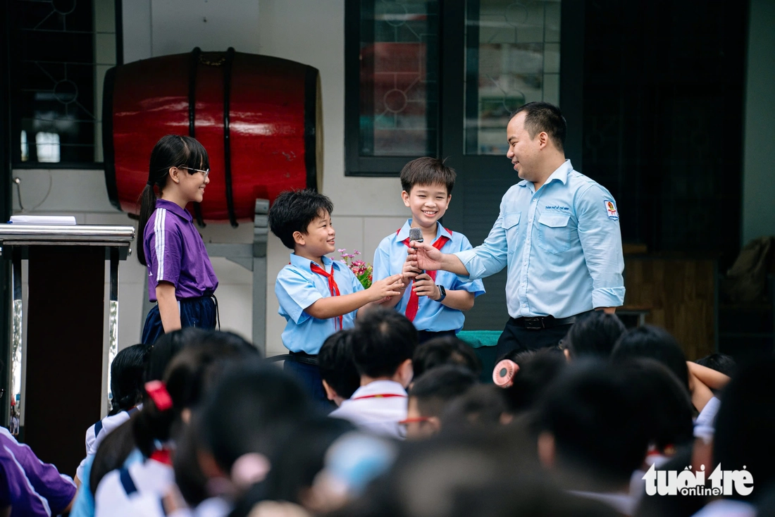 Sáng nay 25-8, học sinh TP.HCM háo hức tựu trường- Ảnh 2. Sáng nay 25-8, học sinh TP.HCM háo hức tựu trường - Ảnh 3.