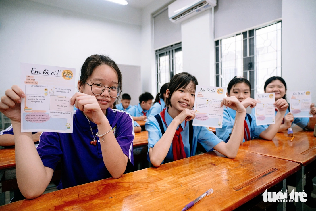 Sáng nay 25-8, học sinh TP.HCM háo hức tựu trường- Ảnh 3. Sáng nay 25-8, học sinh TP.HCM háo hức tựu trường - Ảnh 4.