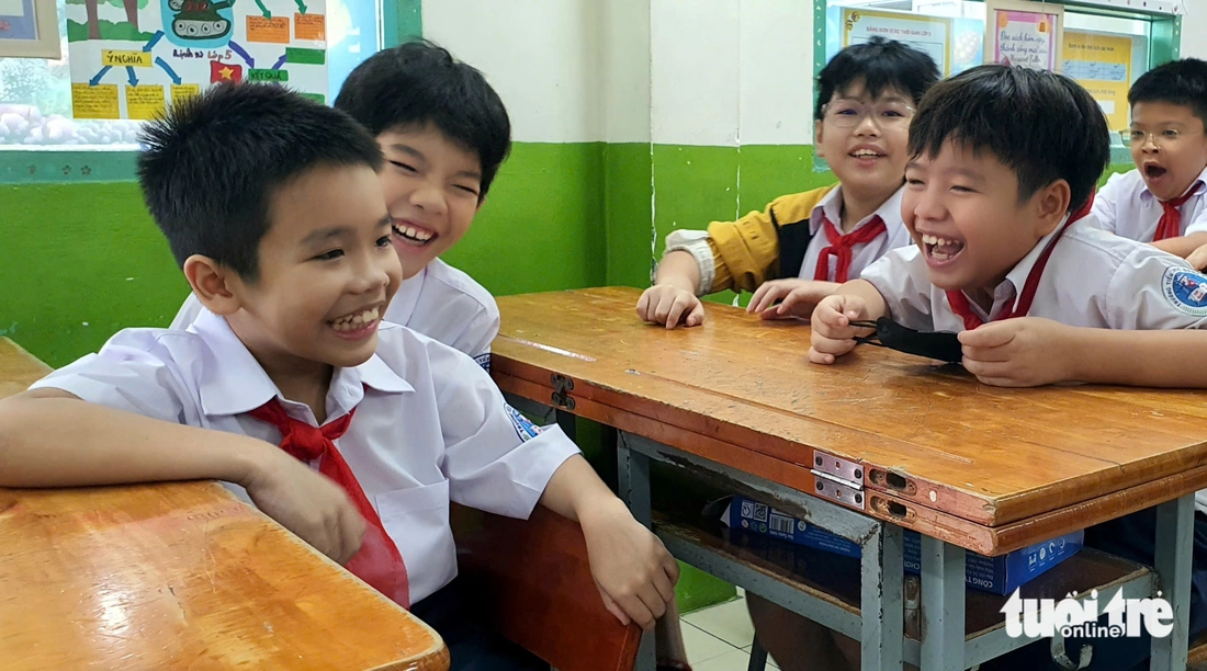 Sáng nay 25-8, học sinh TP.HCM háo hức tựu trường- Ảnh 6. Sáng nay 25-8, học sinh TP.HCM háo hức tựu trường - Ảnh 7.