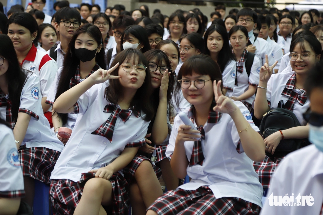 Sáng nay 25-8, học sinh TP.HCM háo hức tựu trường- Ảnh 7. Sáng nay 25-8, học sinh TP.HCM háo hức tựu trường - Ảnh 8.