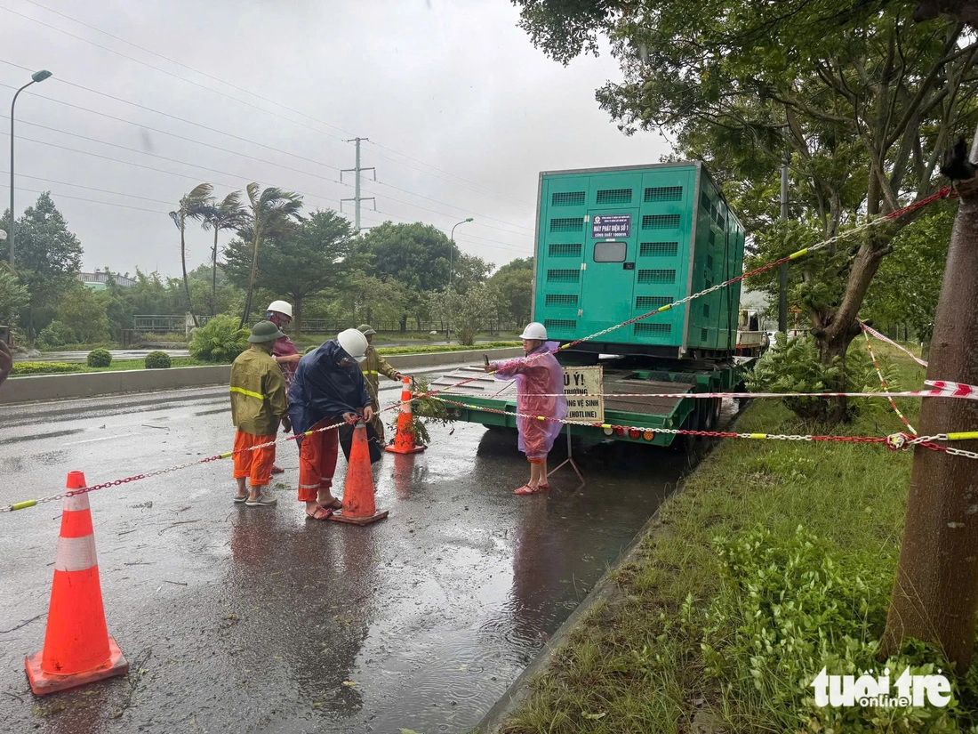 Tâm bão đang ở đất liền Nghệ An - Hà Tĩnh, gió giật cấp 13 - Ảnh 1.