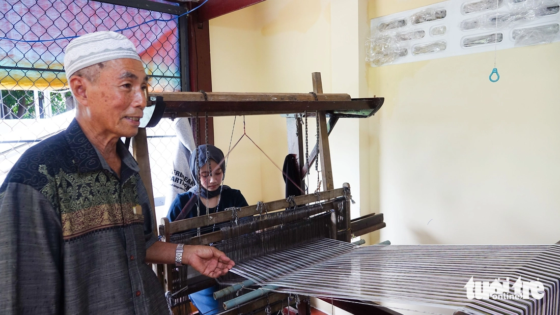 Nghề dệt thổ cẩm hơn 100 năm của người Chăm ở An Giang ‘đổi đời’, chinh phục du khách - Ảnh 7.