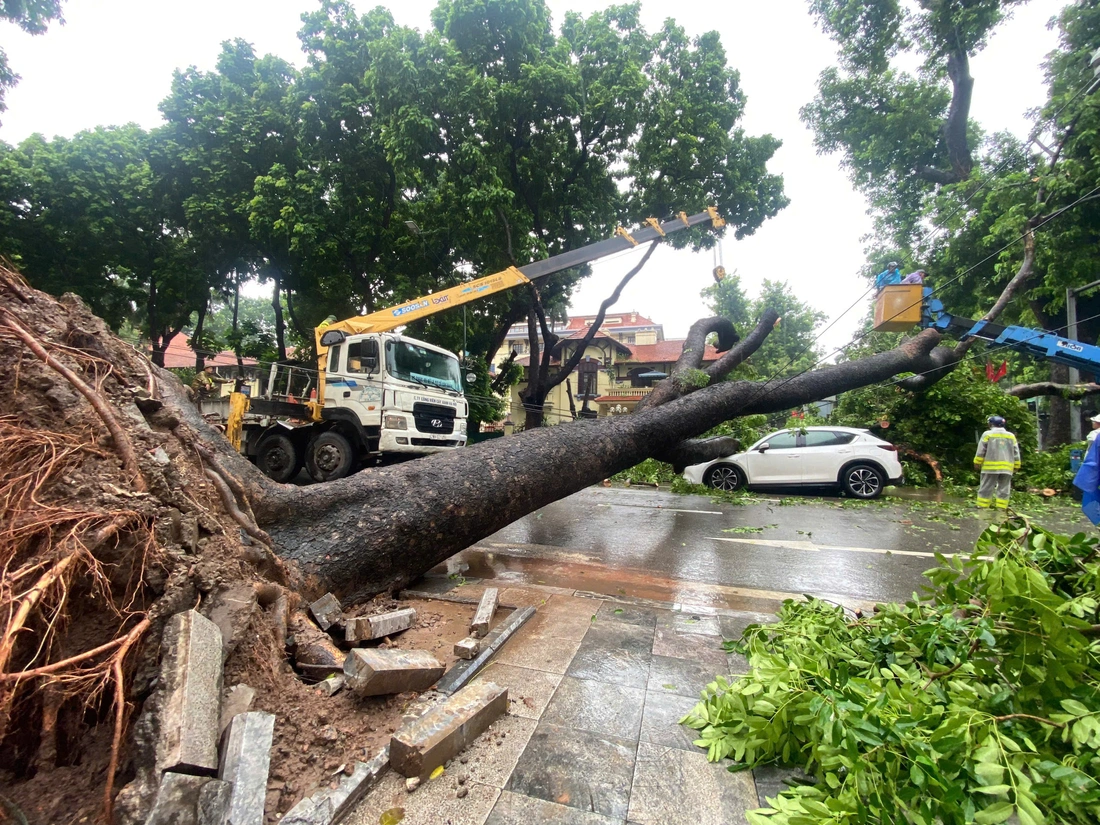 Hà Nội mưa bão số 5 cả đêm, nhiều đường ngập sâu, giao thông tê liệt - Ảnh 17.