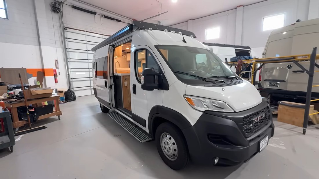 Ram ProMaster độ thành nhà di động: Bếp, phòng tắm, giường đủ cả - Ảnh 1.