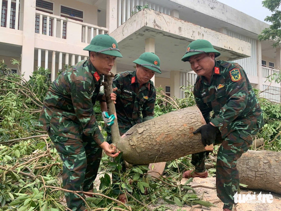 Xã ven biển có gần 5.000 nhà bị tốc mái vì bão Kajiki - Ảnh 5.