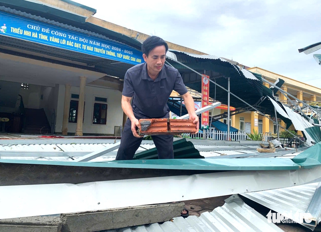 Xã ven biển có gần 5.000 nhà bị tốc mái vì bão Kajiki - Ảnh 6.
