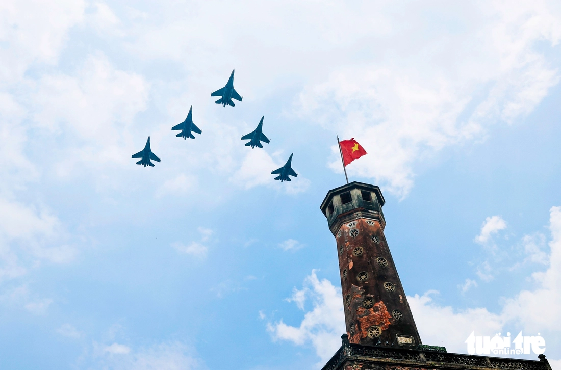 Tiêm kích Su30-MK2 ‘xé gió’ diễn tập bay qua quảng trường Ba Đình - Ảnh 1.