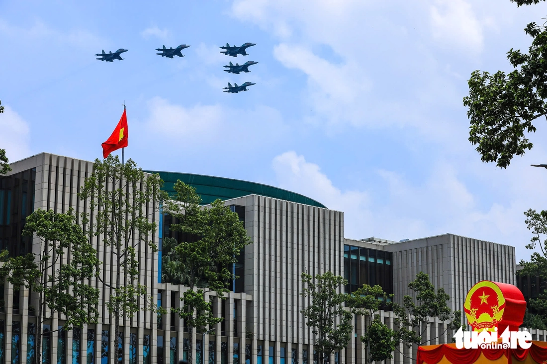 Tiêm kích Su30-MK2 ‘xé gió’ diễn tập bay qua quảng trường Ba Đình - Ảnh 2.