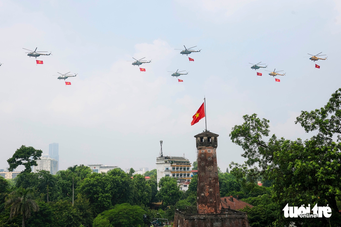 Tiêm kích Su30-MK2 ‘xé gió’ diễn tập bay qua quảng trường Ba Đình - Ảnh 3.