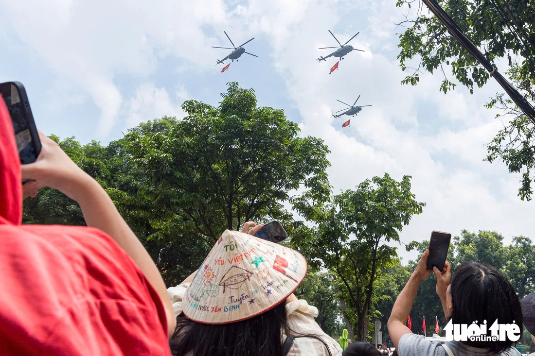 Tiêm kích Su30-MK2 ‘xé gió’ diễn tập bay qua quảng trường Ba Đình - Ảnh 4.