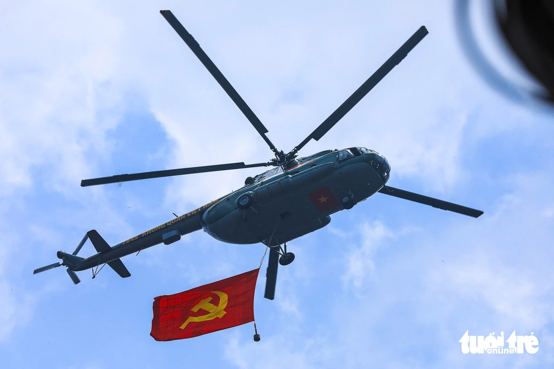 Tiêm kích Su30-MK2 ‘xé gió’ diễn tập bay qua quảng trường Ba Đình - Ảnh 10.